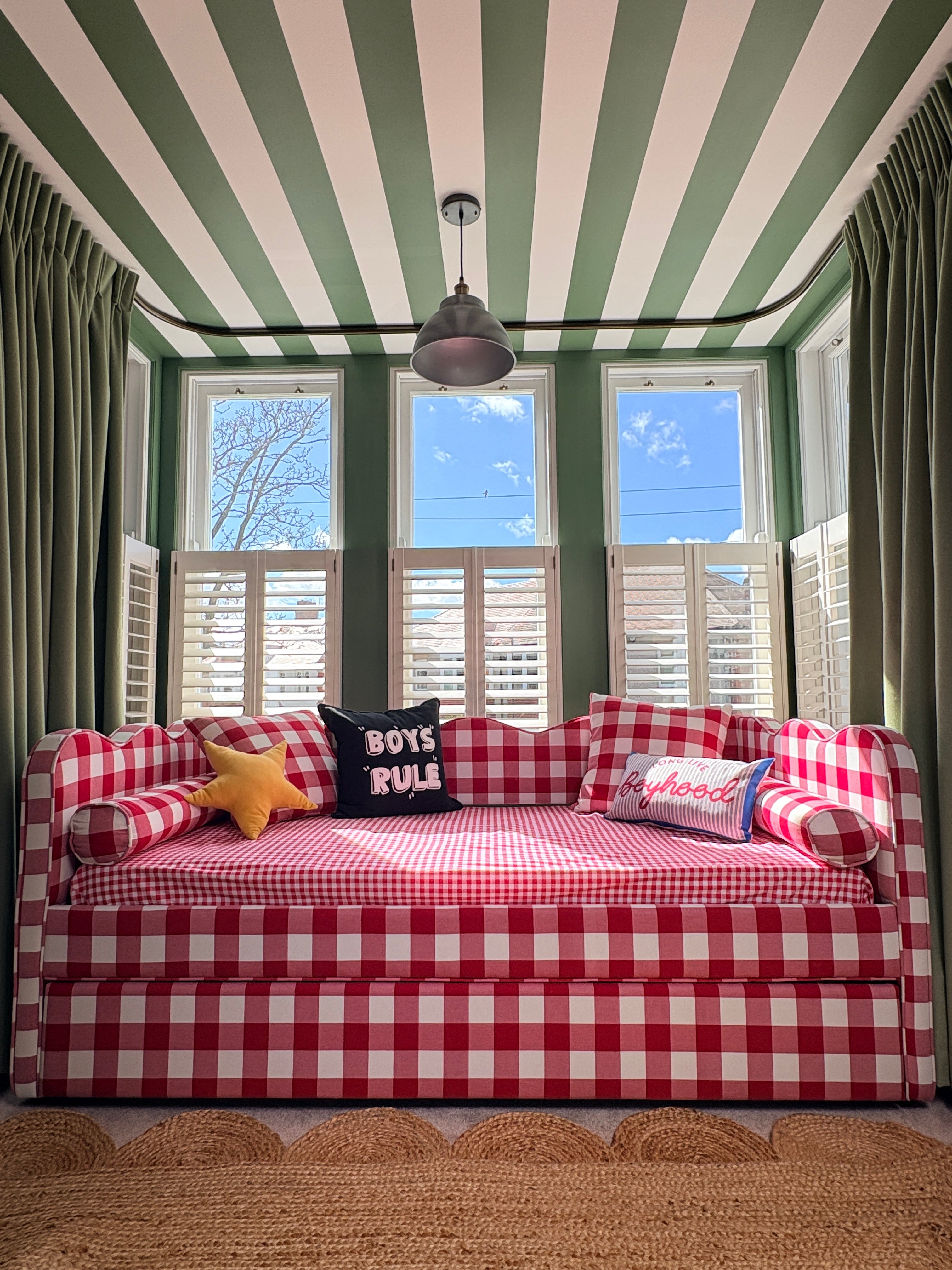 Lochlan Wavy Bed in Red
