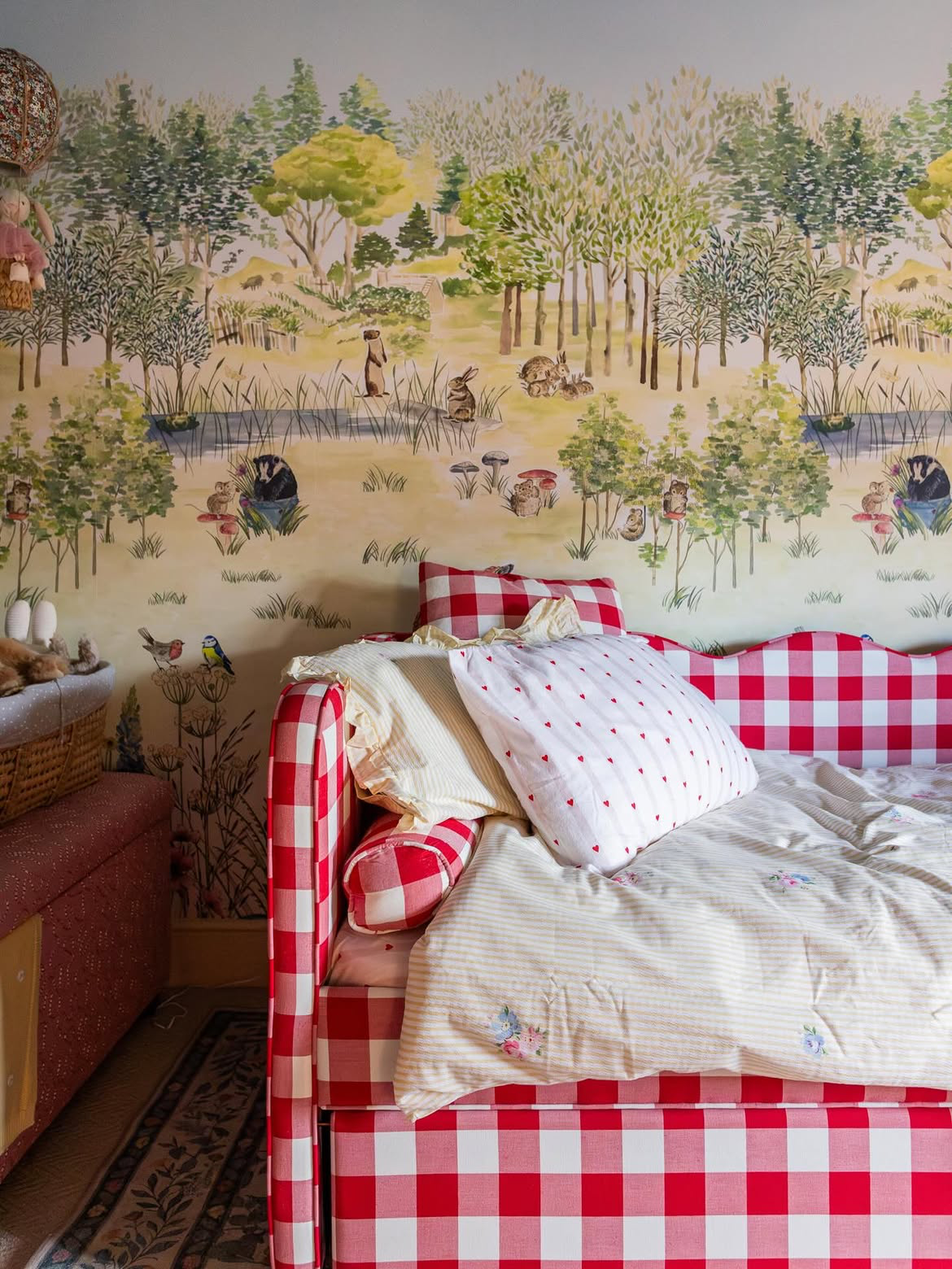 Lochlan Wavy Bed in Red